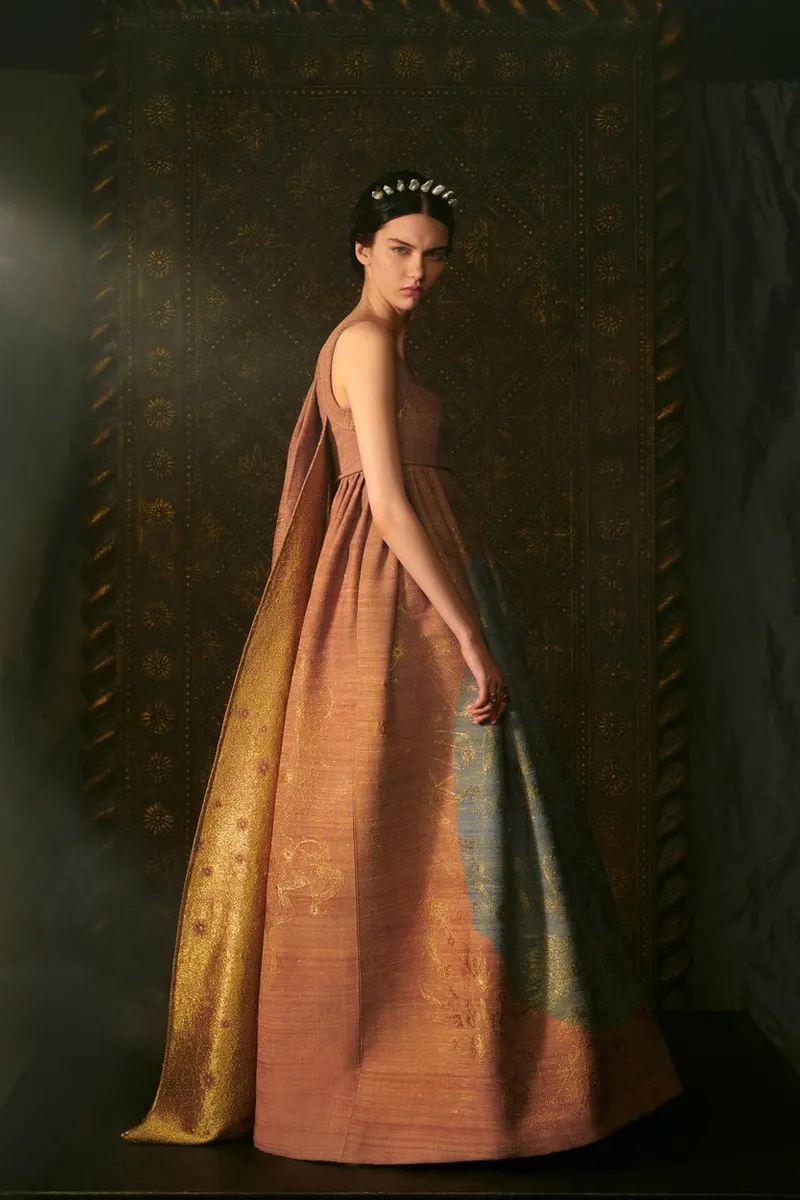 Od haljina dostojnih princeza pa sve do oprava koje malo podsjećaju na dvorske lude - Dior nam je donio svoju viziju mističnog svijeta iz bajke.