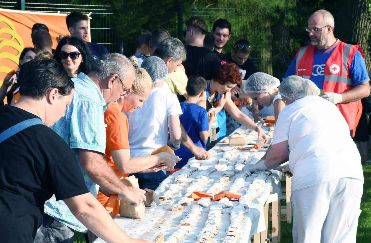 U Sisku pripremljena najduža štrudla na svijetu dogačka 1,7 kilometar