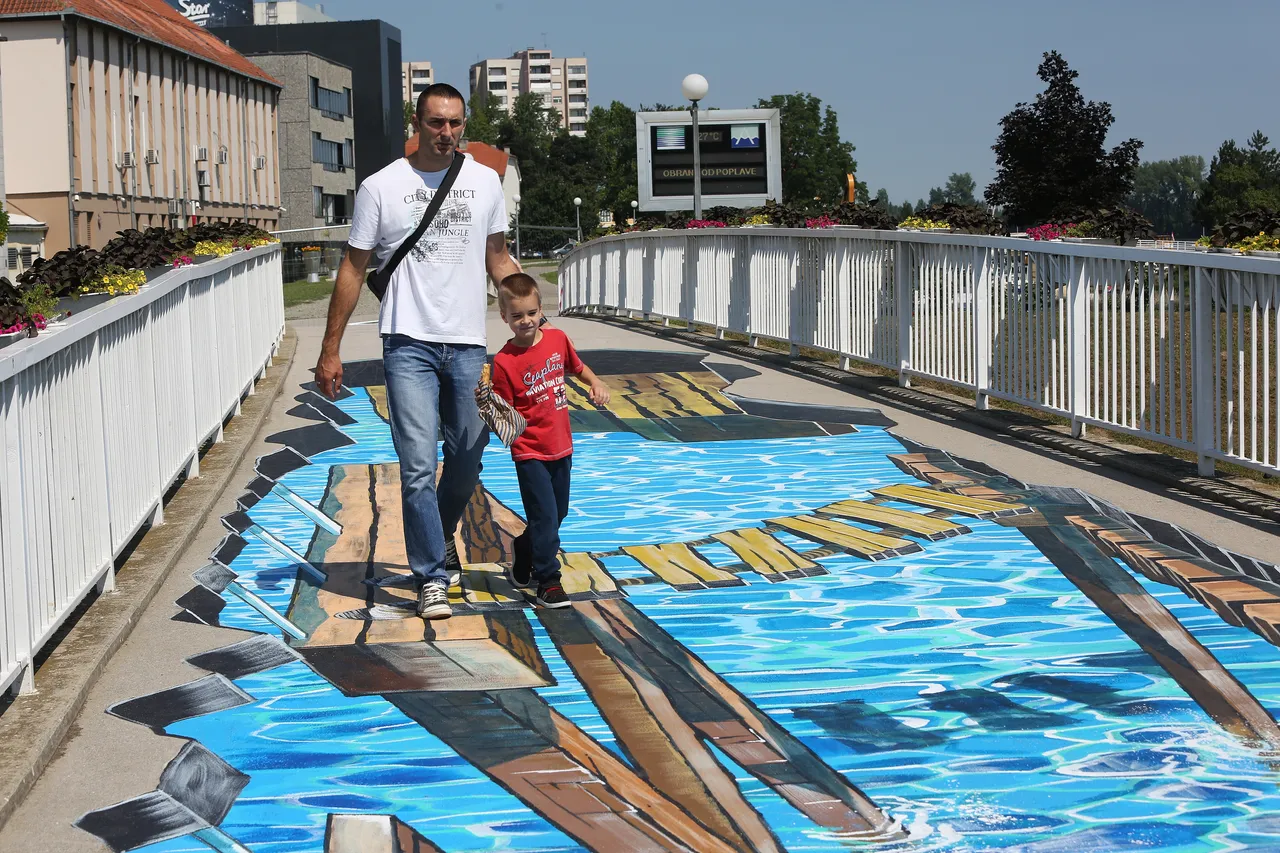 3D crtež drvenog mosta u Vukovaru oduševljava prolaznike koji prelaze preko Vuke