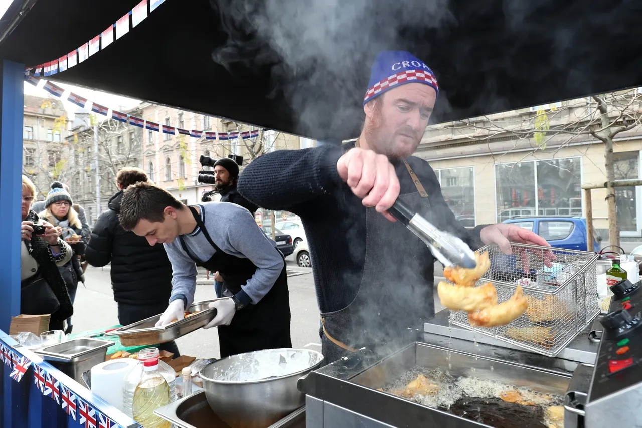 Prolaznici koji su se našli na prvom mjestu u pravo vrijeme uživali su u mirisima i delicijama poznatog chefa