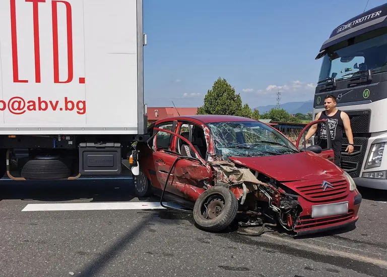Stravična nesreća na autocesti: Osobni automobil smrskan između dva kamiona