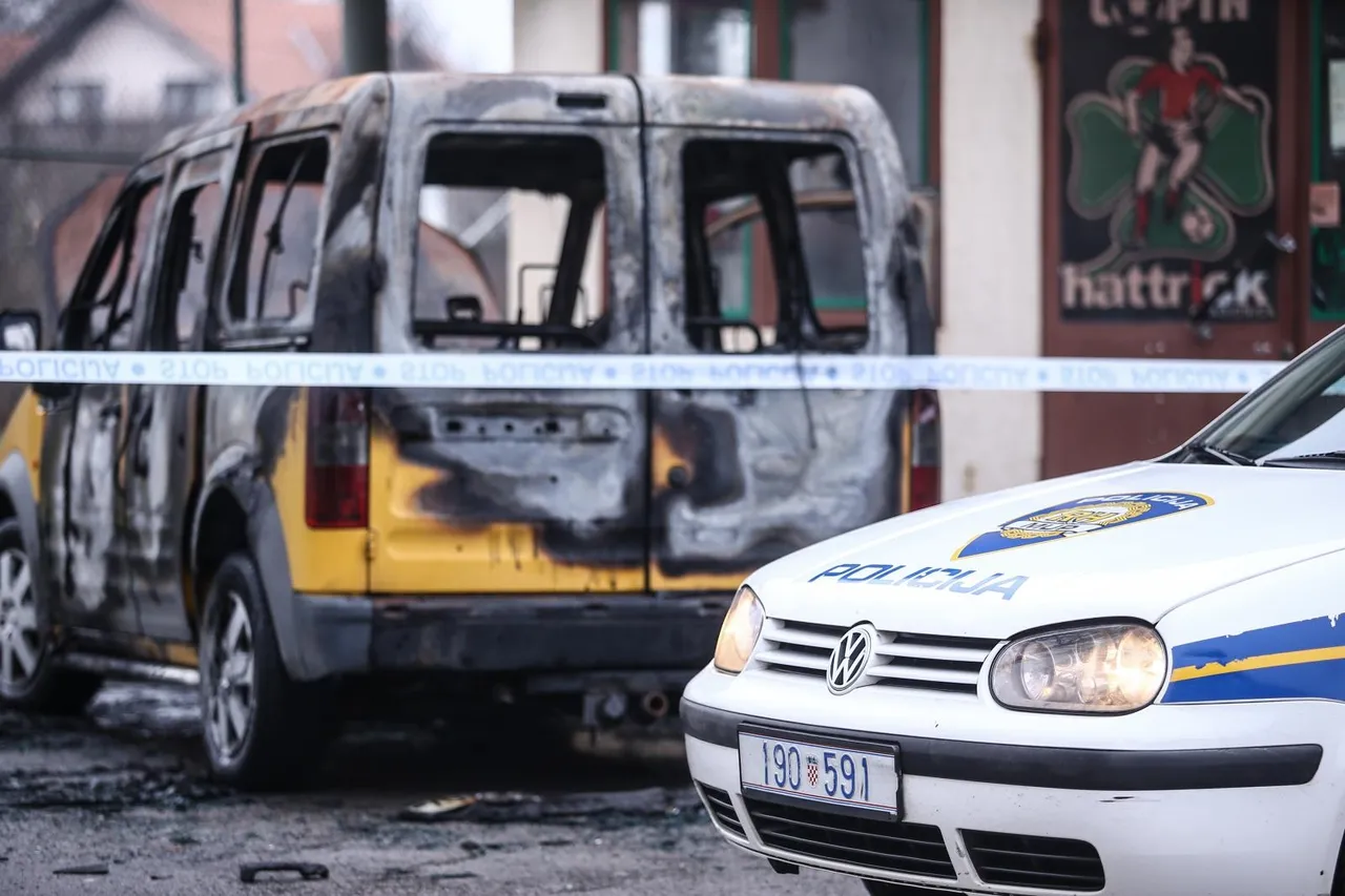 Na parkiralištu ispred ugostiteljskog objekta u zagrebačkom naselju Čulincu izgorio automobil