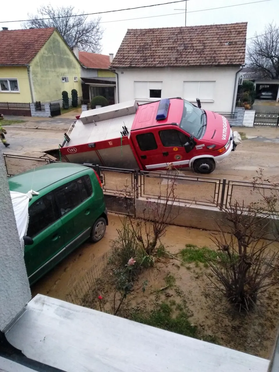 Bjelovarski vatrogasci išli su na intervenciju zbog puknuća cijevi kad je propala cesta i vatrogasno vozilo skupa s njom