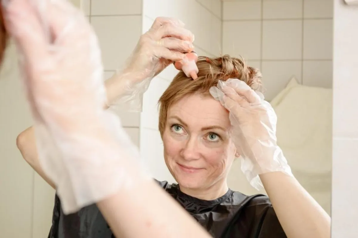 Mrlje od boje: Jednostavni trikovi kako očistiti kožu nakon DIY bojenja kose