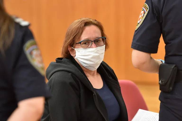 Suđenje pod maskama: Smiljana je optužena da je ubila sestru i sakrila je u škrinju