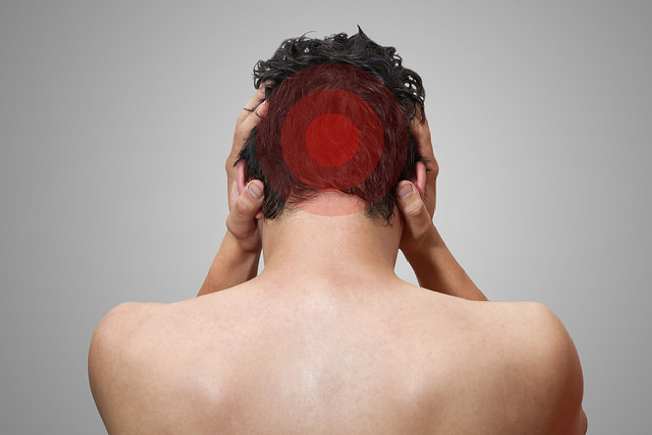 Утро затылок. Голова за спиной. Человек с красным лицом держится за голову. Отрезанная человеческая голова на спине.