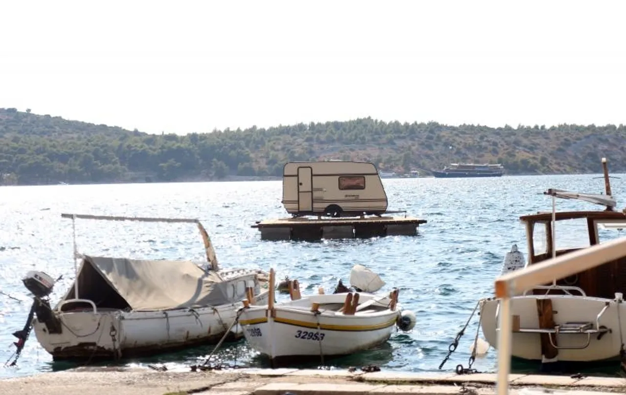 Šibenik: Kamp kućica na moru plijeni pozornost domaćih i stranih gostiju