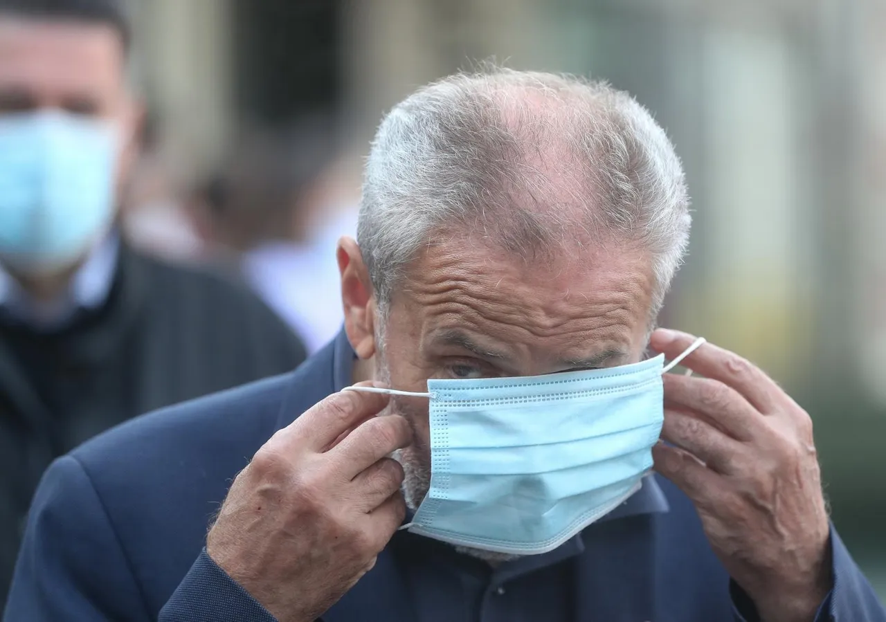Zagreb: Gradonačelnik Bandić uložio velik trud da ispravno stavi zaštitnu masku
