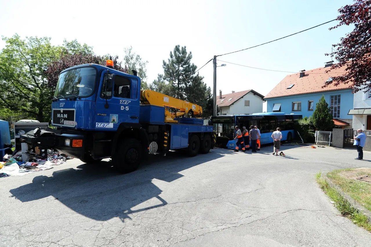 FOTO Bizarna nesreća u Zagrebu: ZET-ov vozač otišao po gablec, a autobus s putnicima udario u kuću