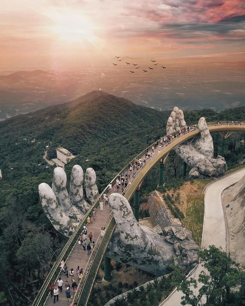 Svojom jedinstvenošću, ovaj most privlači turiste diljem svijeta.