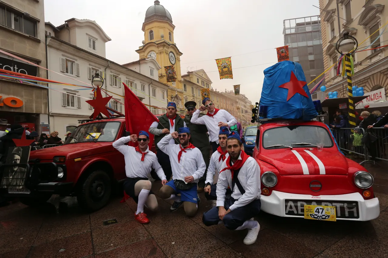 Tradicionalni maškarani auto-rally Pariz-Bakar razveselio brojnu publiku