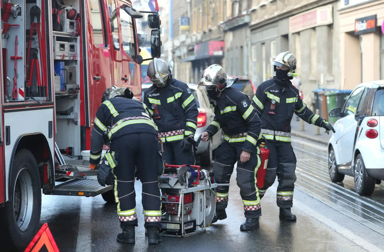 Radi sudara više automobila i tramvaja na križanju Grahorove i Ilice morali su intervenirati i vatrogasci koji su rezali lim automobila