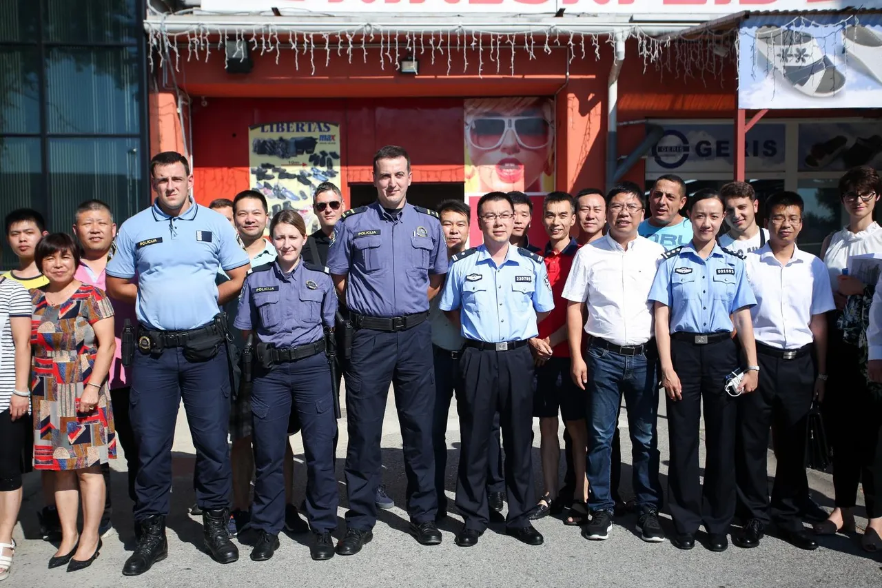 Kineski policajci posjetili Kineski trgovački centar 'Kineski Zid'
