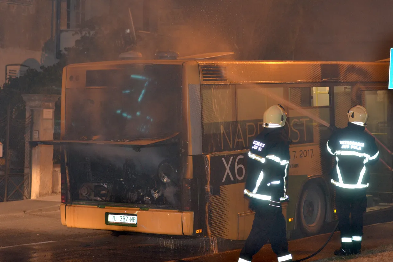 Pula: u Rizzijevoj ulici zapalio se gradski autobus, nema ozlijeđenih