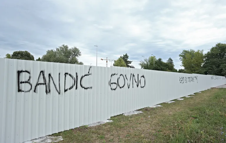 Na ogradi budućeg gradilišta poslovne zgrade osvanule poruke upućene zagrebačkom gradonačelniku