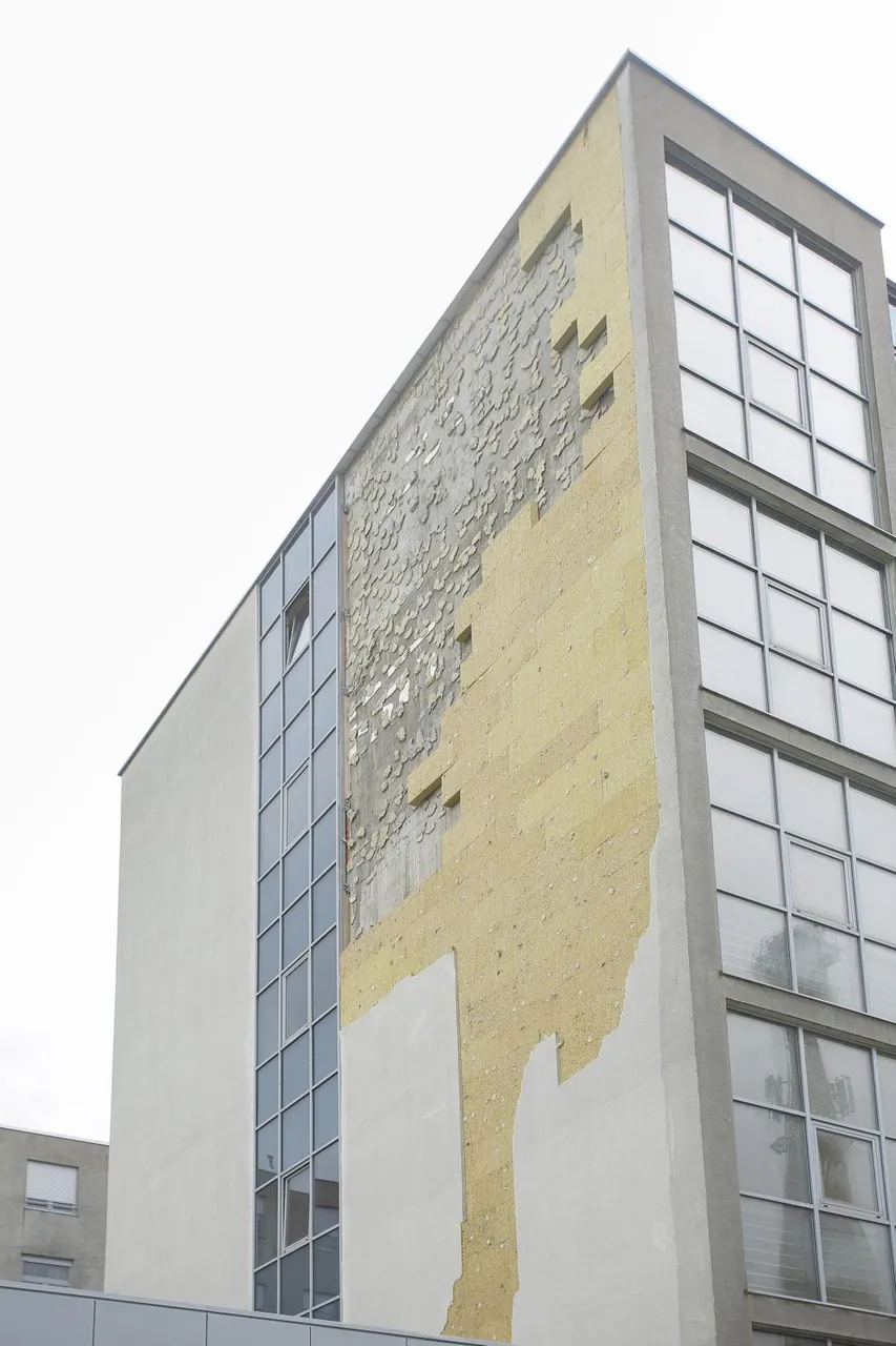 Zagreb: Udari olujnog vjetra noćas su odlomili ploče na fasadi zgrade KBC Zagreb - Rebro