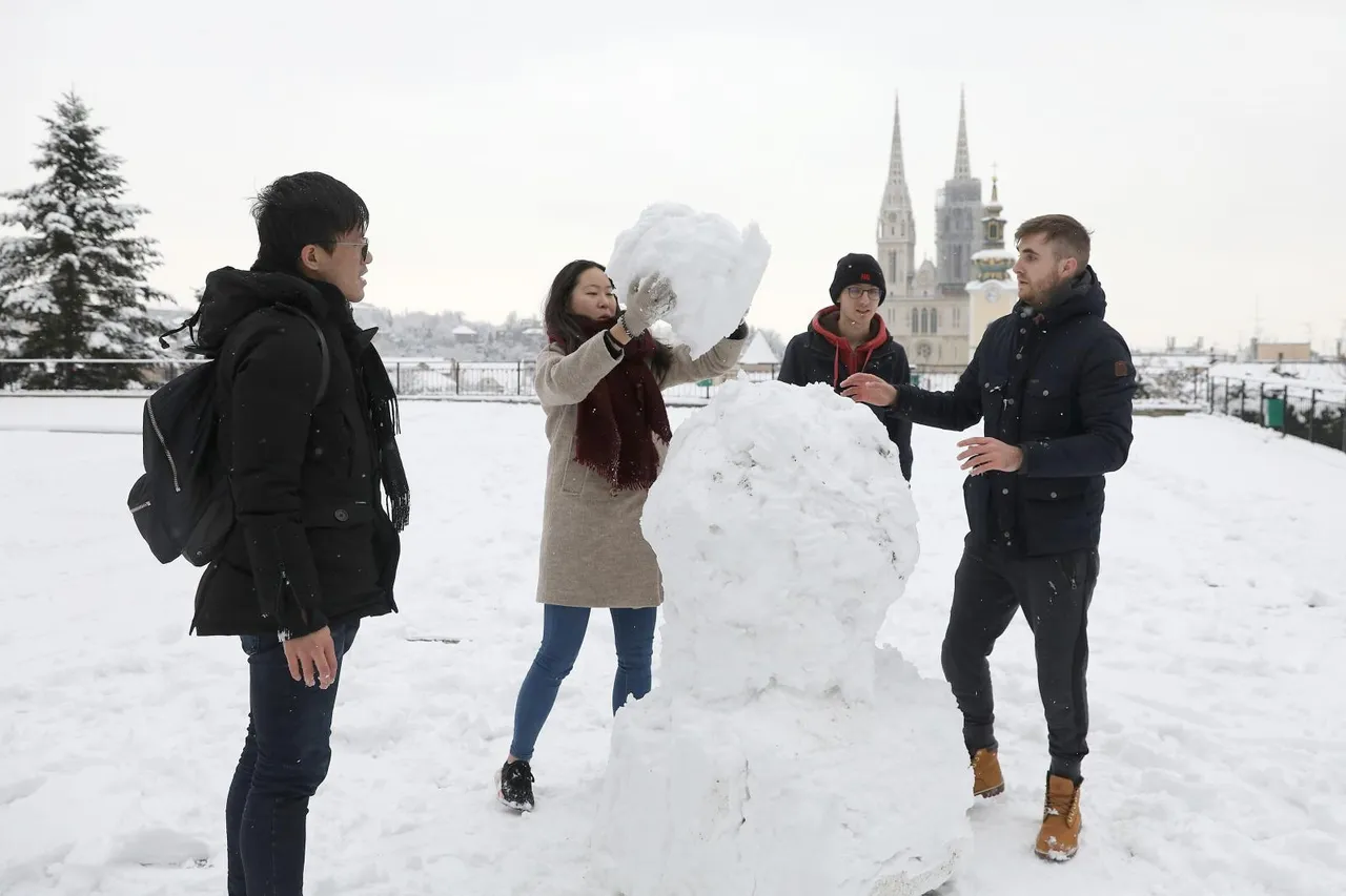 Snježne radosti francuskih turista u centru grada: napravili snjegovića na platou Gradec