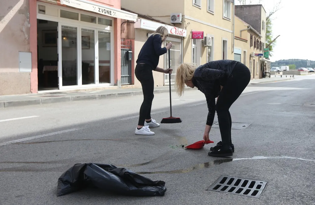 Čišćenje ulice nakon sukoba Funcuta i Tornada