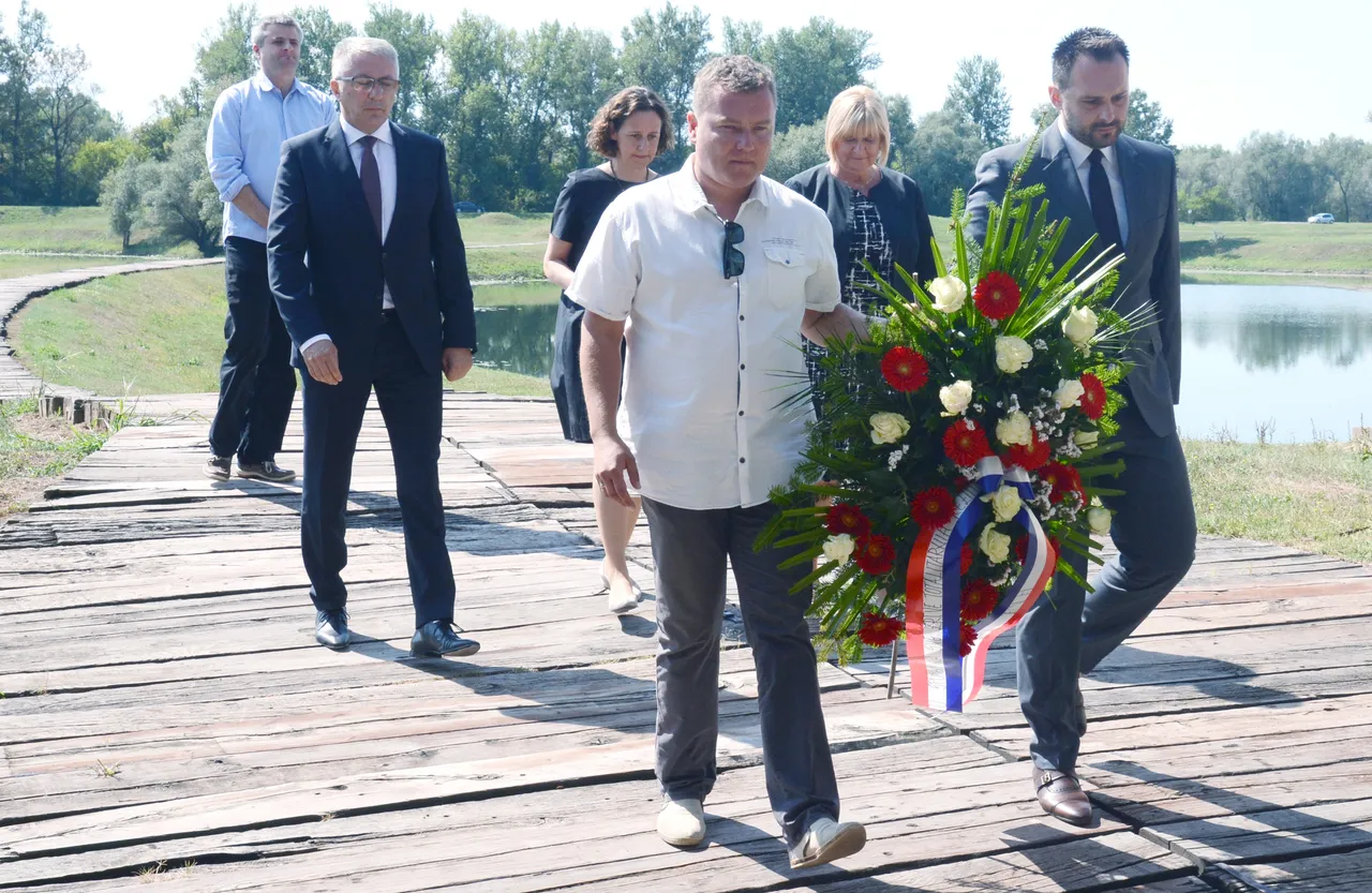 Članovi Vlade u Jasenovcu