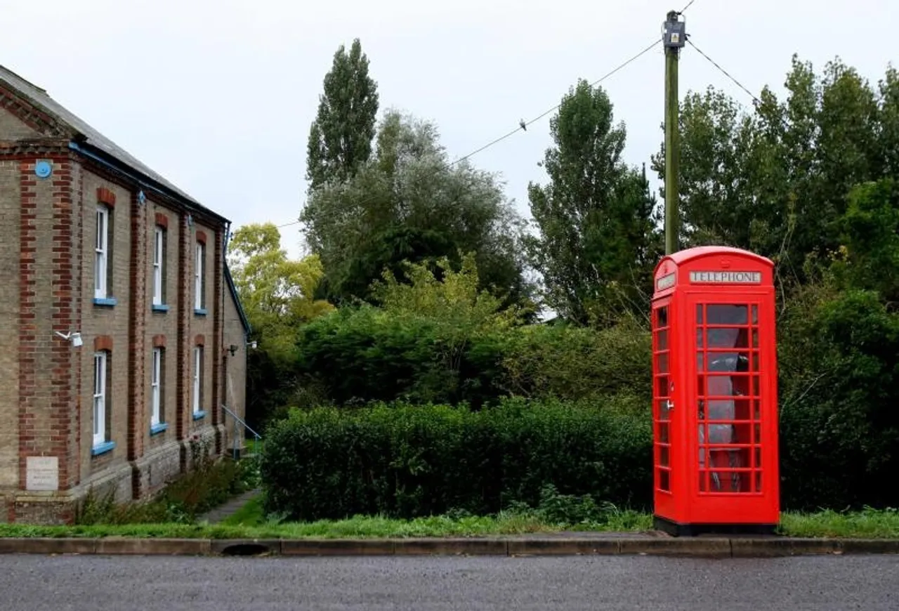 Cambridge: Umjetnik Nick Edell pretvorio telefonsku govornicu u galeriju