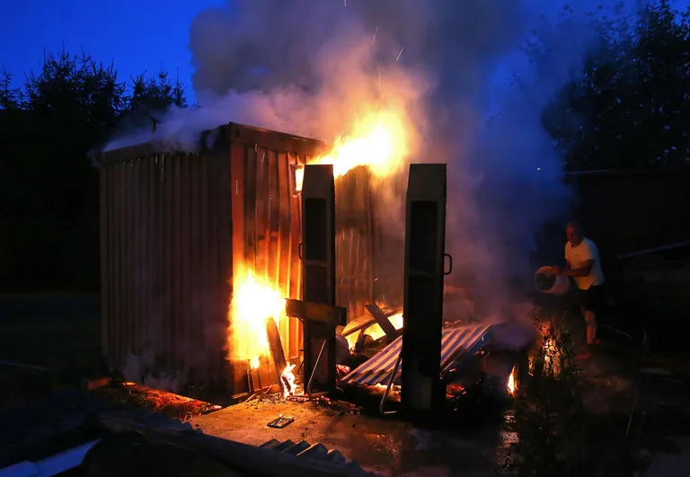 Zagreb: stanovnici i vatrogasci uspjeli su ugasiti zapaljen skladišni kontejner u Tučepskoj ulici