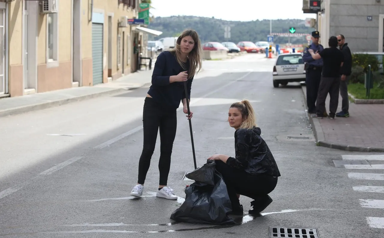 Čišćenje ulice nakon sukoba Funcuta i Tornada