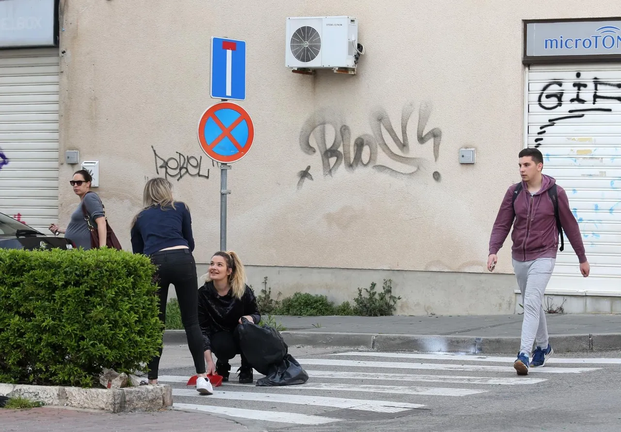 Čišćenje ulice nakon sukoba Funcuta i Tornada