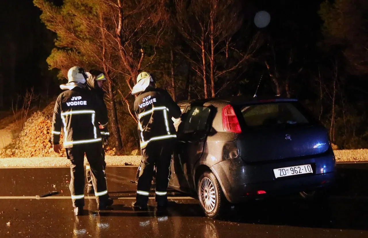 Vodice: U sudaru automobila i autobusa tri osobe ozlijeđene, a autobus završio na boku