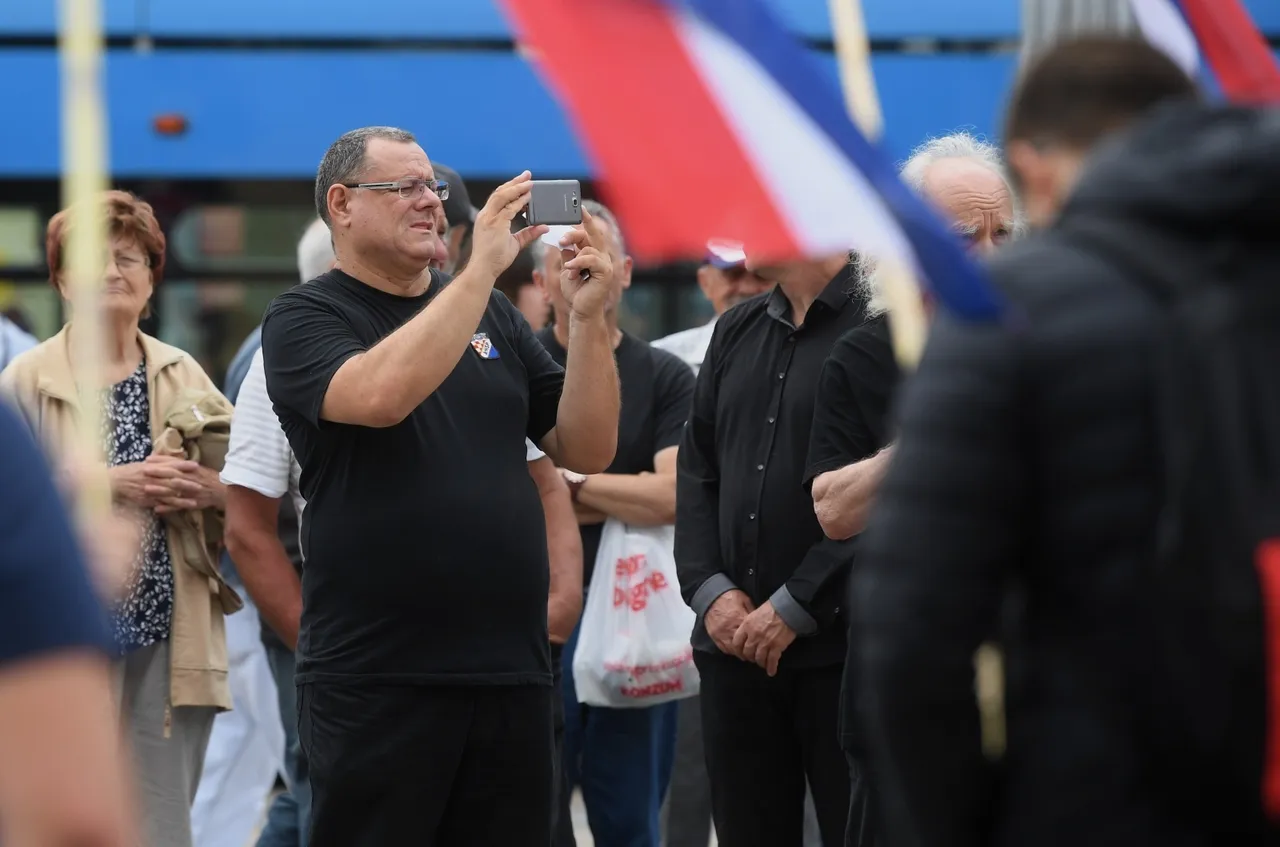 Desničari marširali centrom Zagreba uz budno oko policije i s porukom: 'Oslobodimo Hrvatsku'