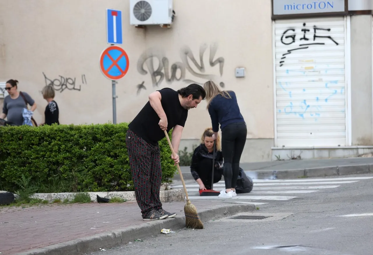 Čišćenje ulice nakon sukoba Funcuta i Tornada