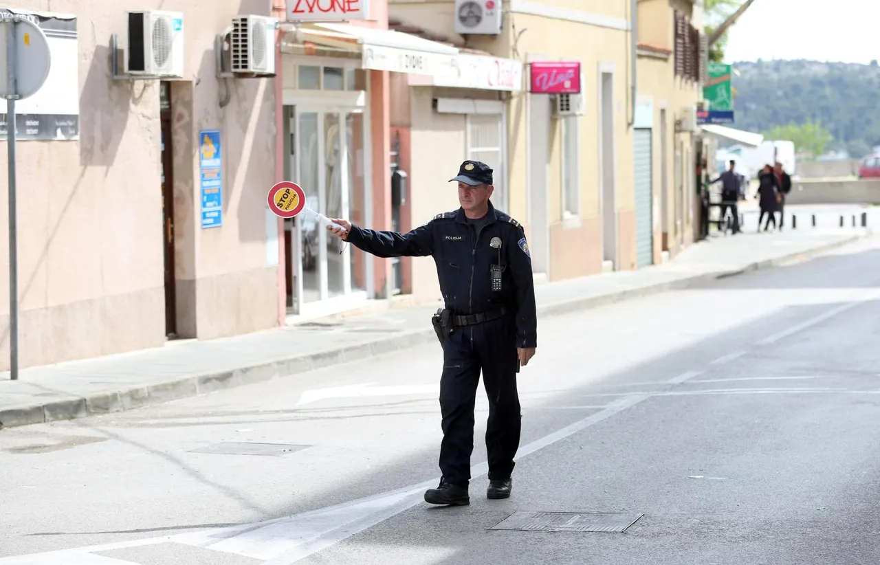 Čišćenje ulice nakon sukoba Funcuta i Tornada
