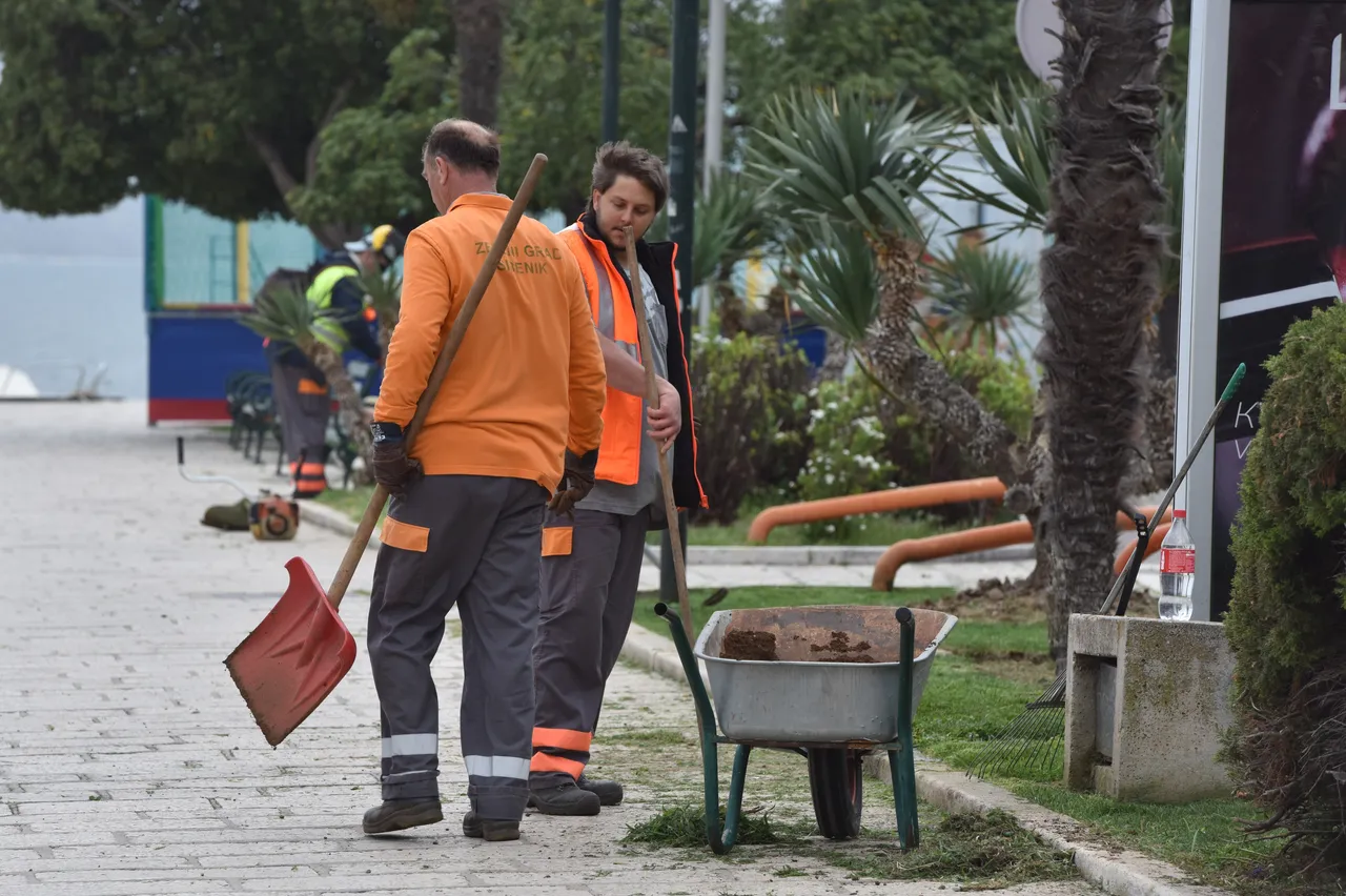 Sve mora biti čisto i novo za predsjednicu: Uoči dolaska Grabar-Kitarović radnici uređuju okoliš u Šibeniku
