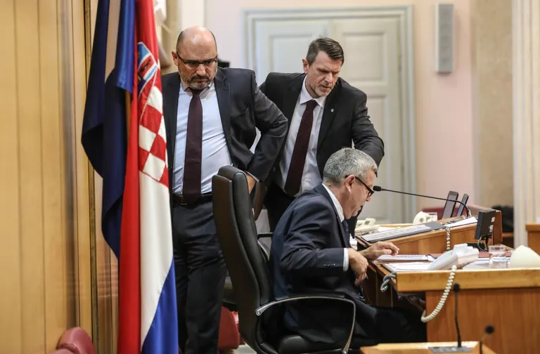 Zagreb: Sjednica Sabora prekinuta nakon nekoliko minuta, Pernar opet iznešen iz sabornice