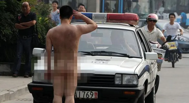 Da se radi o bilo kojoj drugoj situaciji, ovi bi kineski policajci bili počašćeni što ih građani pozdravljaju s oduševljenjem.