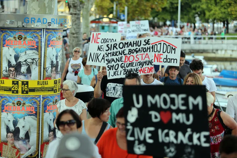 'Jalova Vlado, raju cijediš, tajkune štediš!': na prosvjedu protiv uvođenja poreza na nekretnine u Rijeci više stotina ljudiGoran Kovacic/PIXSELL