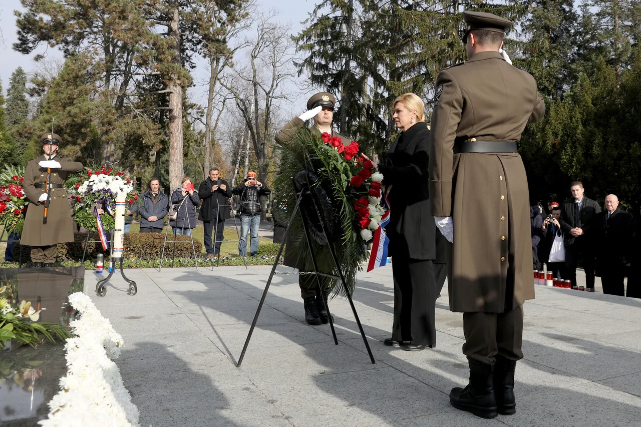 Predsjednica Kolinda Grabar-Kitarović položila vijenac na Tuđmanovom grobu