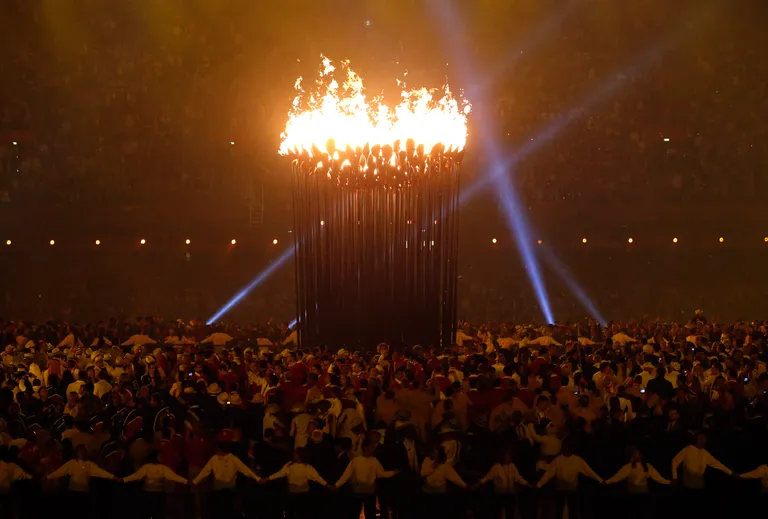 Olimpijski plamen koji će do 12. kolovoza gorjeti na Olimpijskom stadionu u Londonu upaljen je na dosad neviđen način.