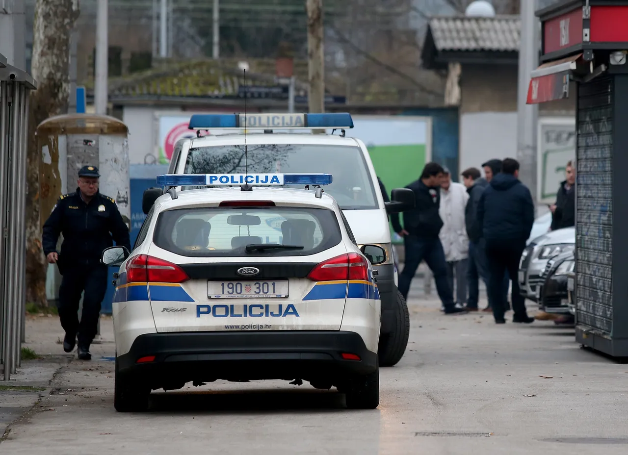 Nezgoda u Zagrebu: u ulici Republike Austrije automobil sletio s kolnika i ostao na tramvajskim tračnicama