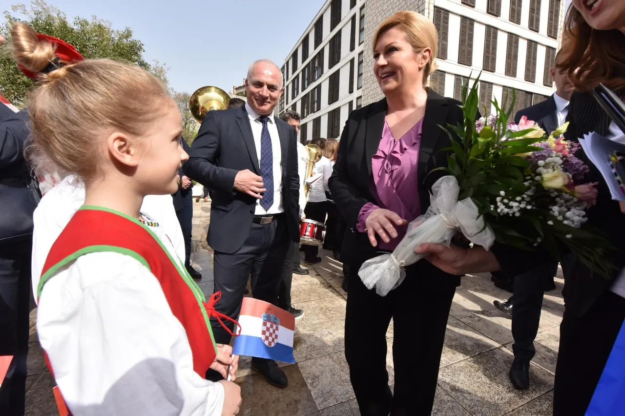 Kolinda opet premjestila ured, ovaj put u Šibenik: pogledajte kako su je dočekali