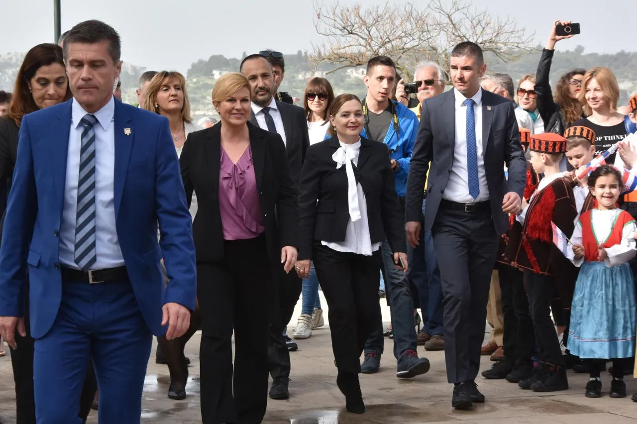 Kolinda opet premjestila ured, ovaj put u Šibenik: pogledajte kako su je dočekali