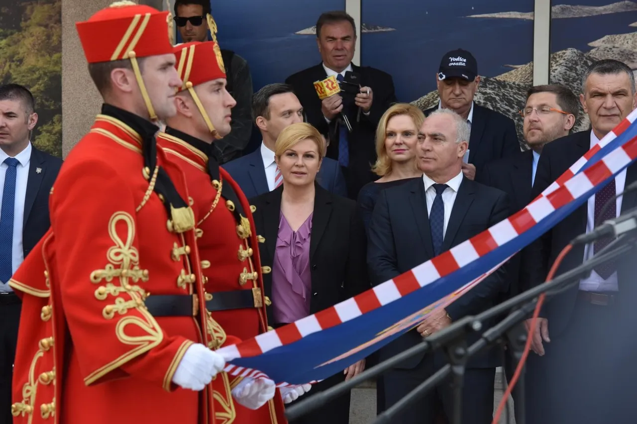Kolinda opet premjestila ured, ovaj put u Šibenik: pogledajte kako su je dočekali