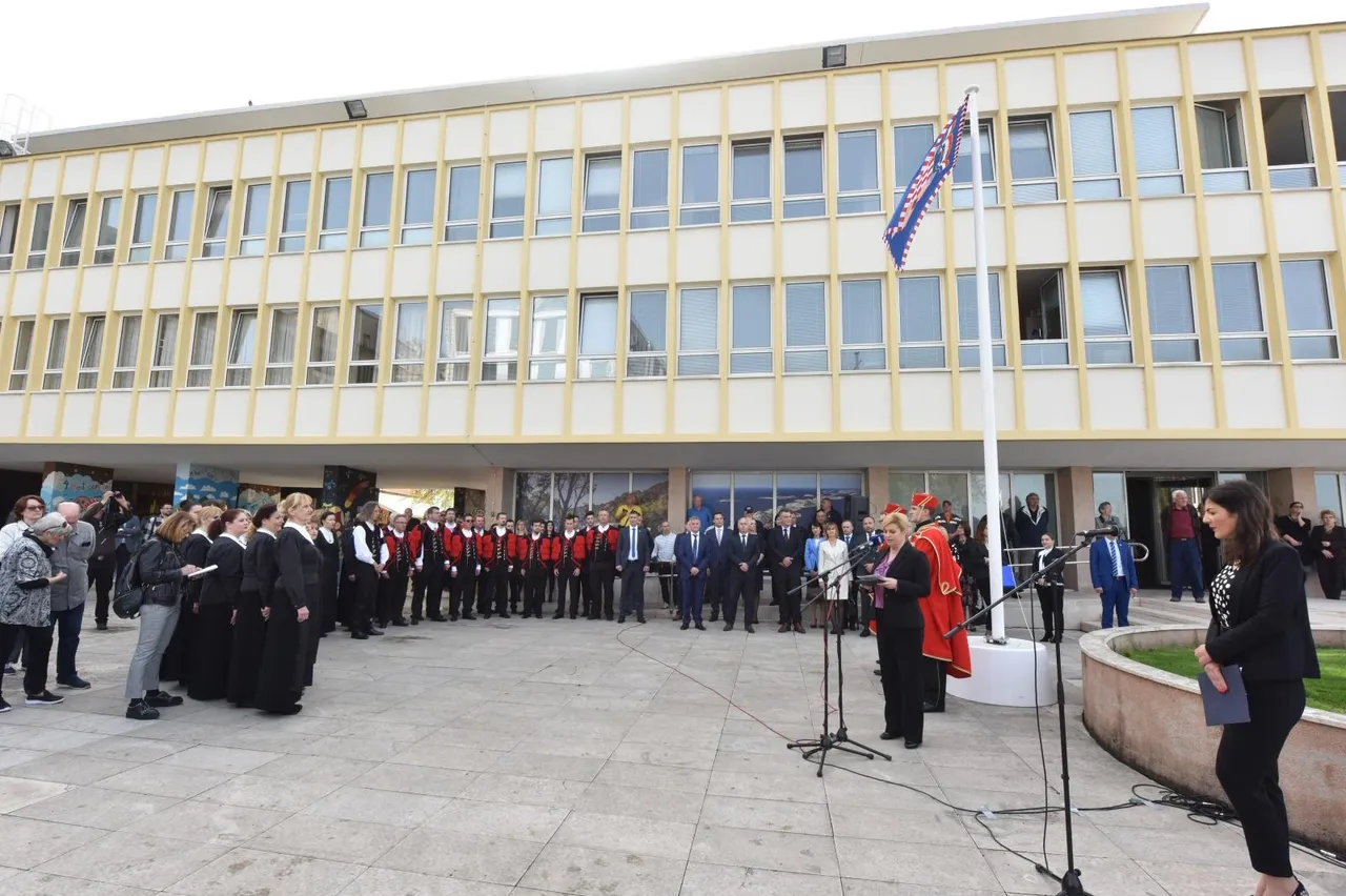 Kolinda opet premjestila ured, ovaj put u Šibenik: pogledajte kako su je dočekali