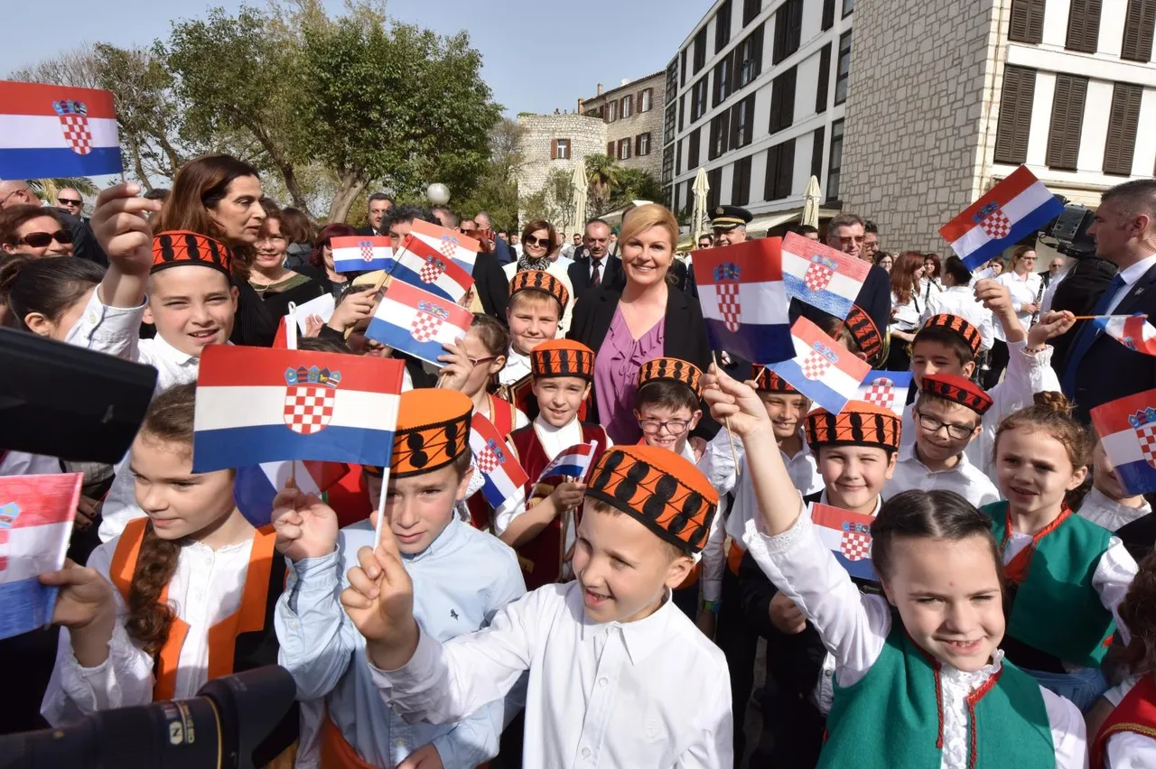 Kolinda opet premjestila ured, ovaj put u Šibenik: pogledajte kako su je dočekali