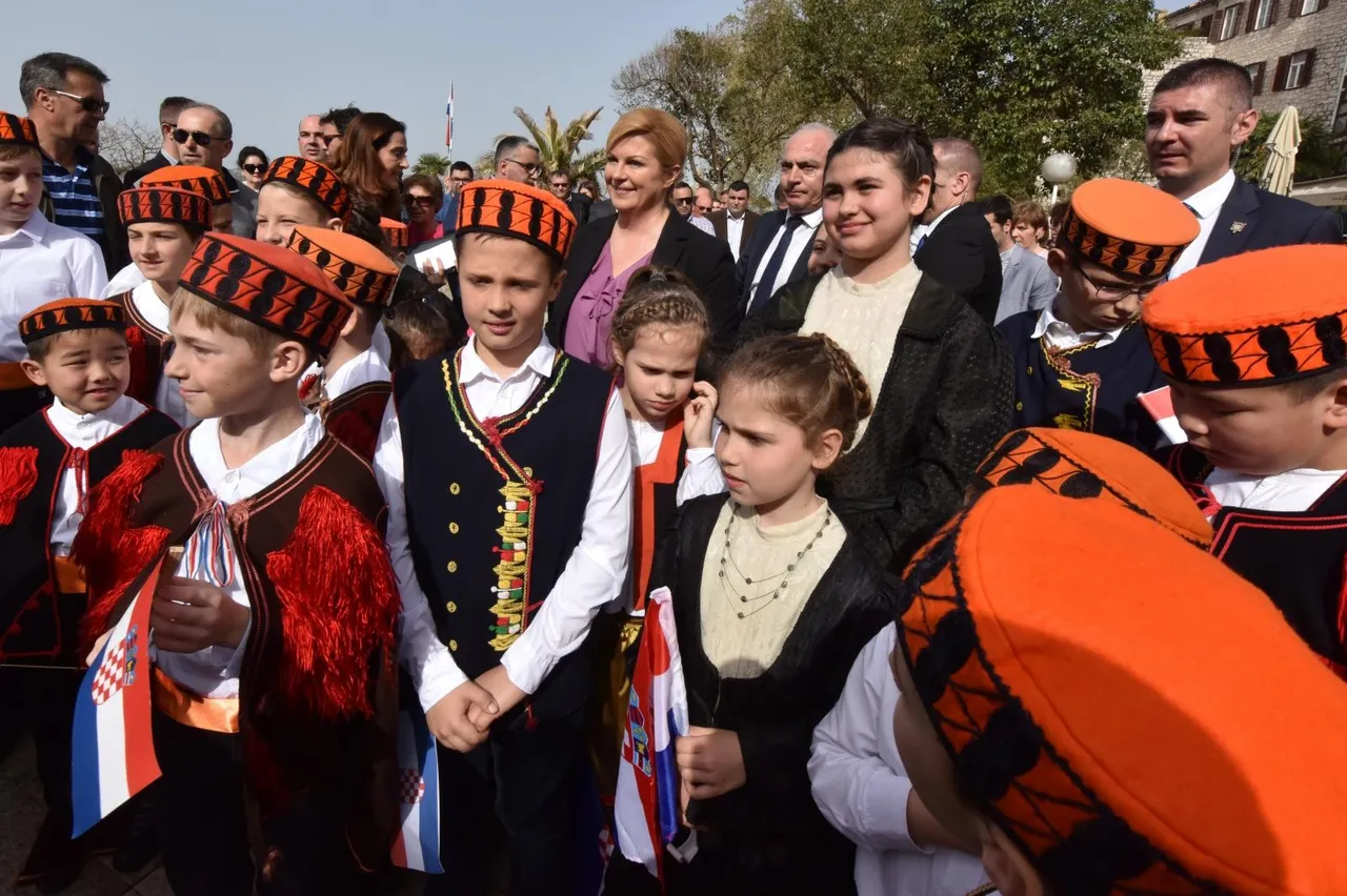 Kolinda opet premjestila ured, ovaj put u Šibenik: pogledajte kako su je dočekali