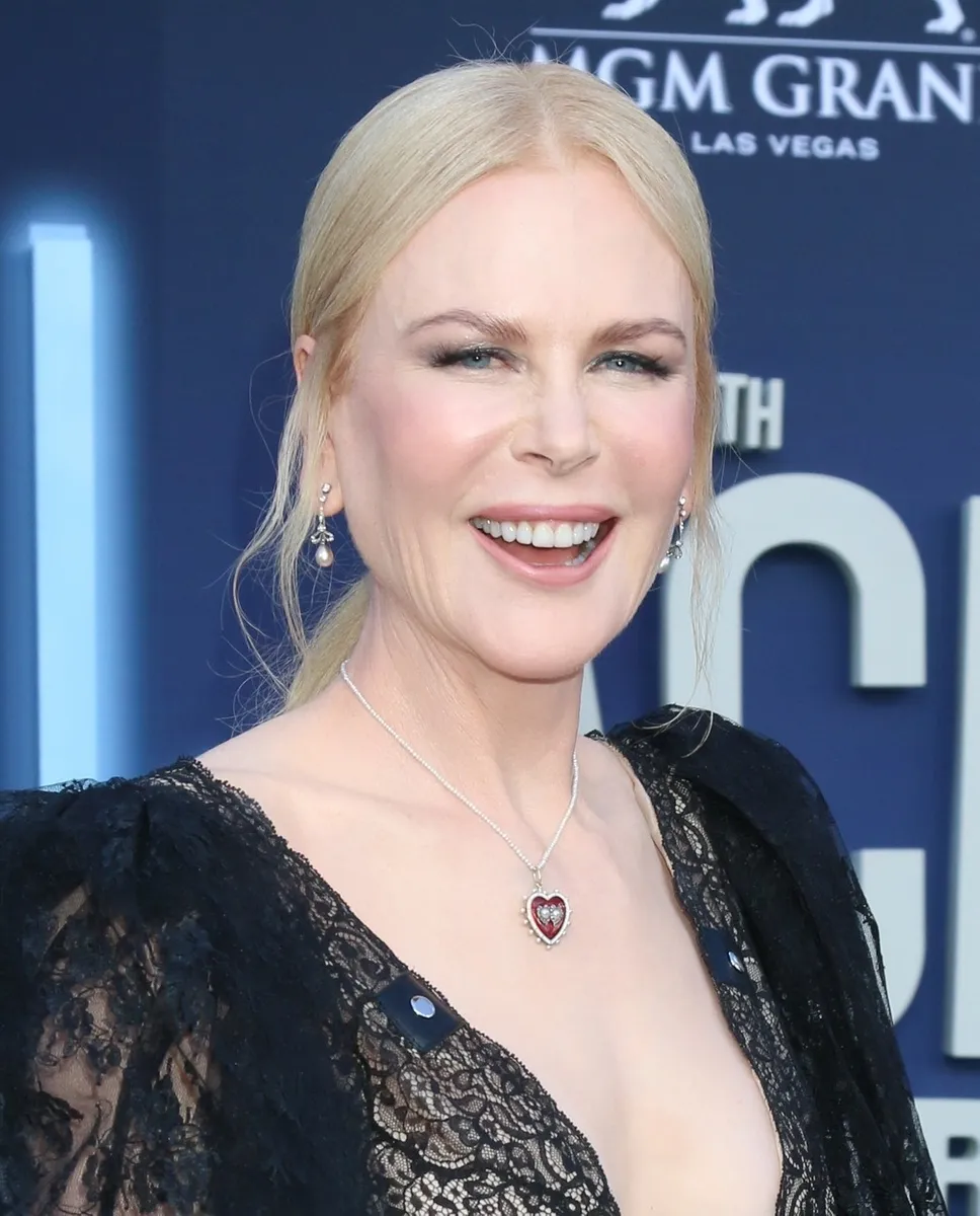 Nicole Kidman već godinama je na meti kritika zbog stanja u koje je dovela svoje lice. Prezategnuta koža onemogućava joj normalno pokretanje mišića lica te su neki skloni komentiranju da zbog toga ne glumi više tako dobro. 