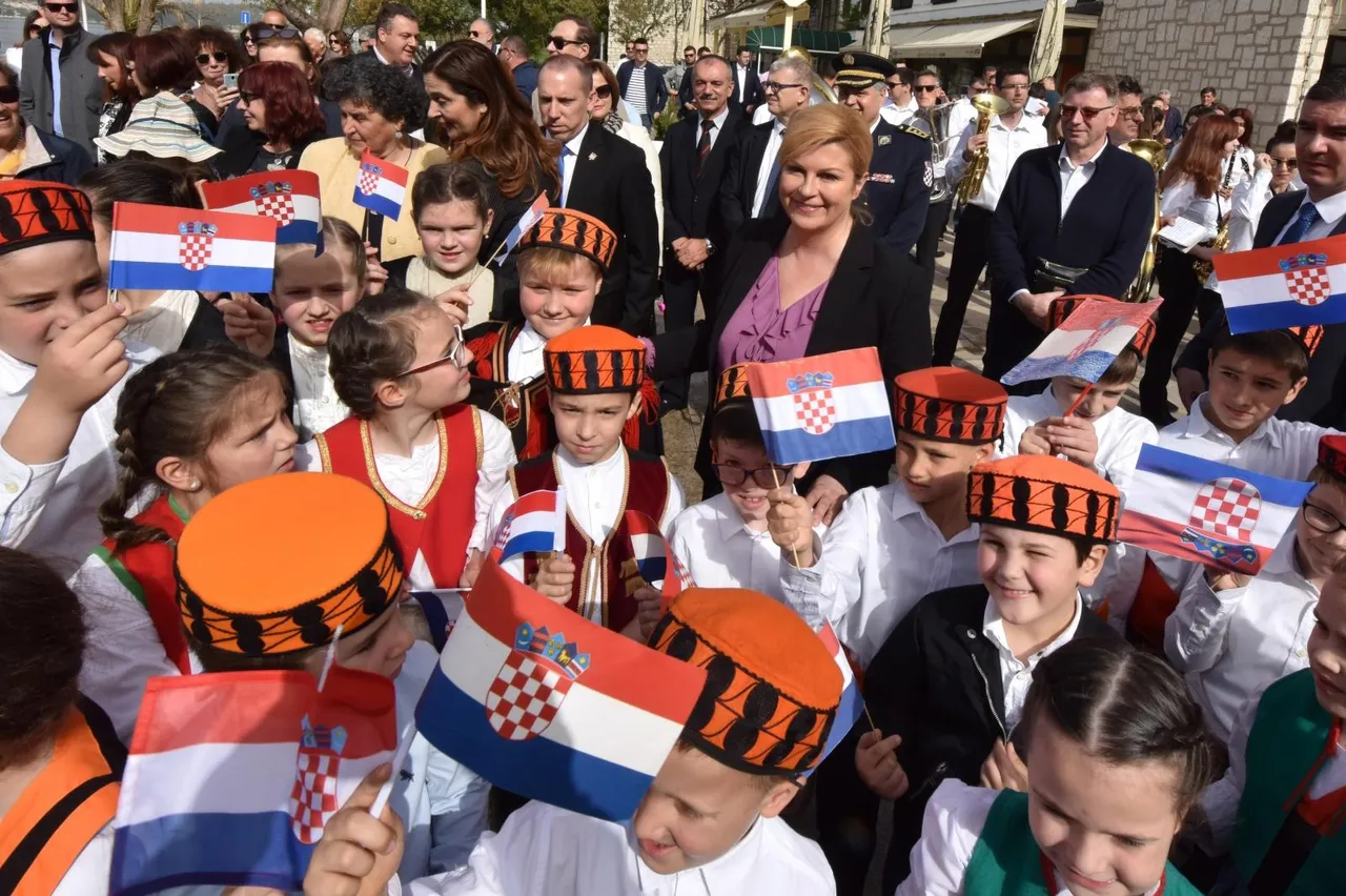 Kolinda opet premjestila ured, ovaj put u Šibenik: pogledajte kako su je dočekali