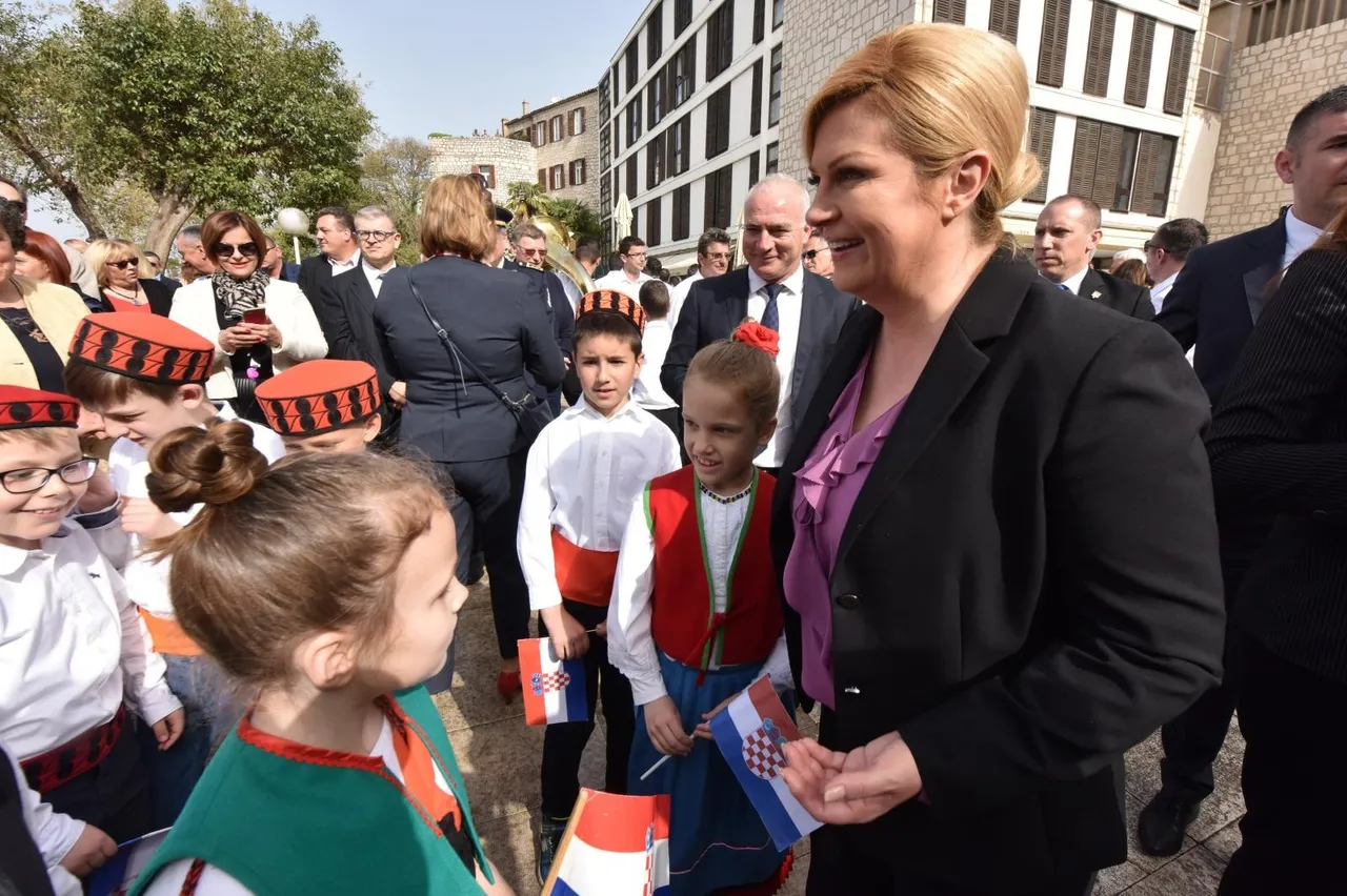 Kolinda opet premjestila ured, ovaj put u Šibenik: pogledajte kako su je dočekali