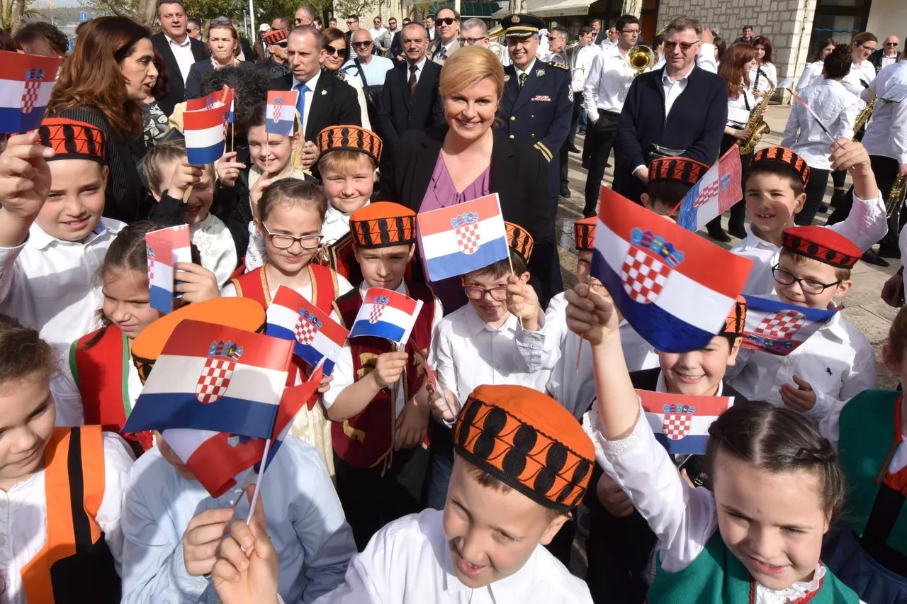 Kolinda opet premjestila ured, ovaj put u Šibenik: pogledajte kako su je dočekali
