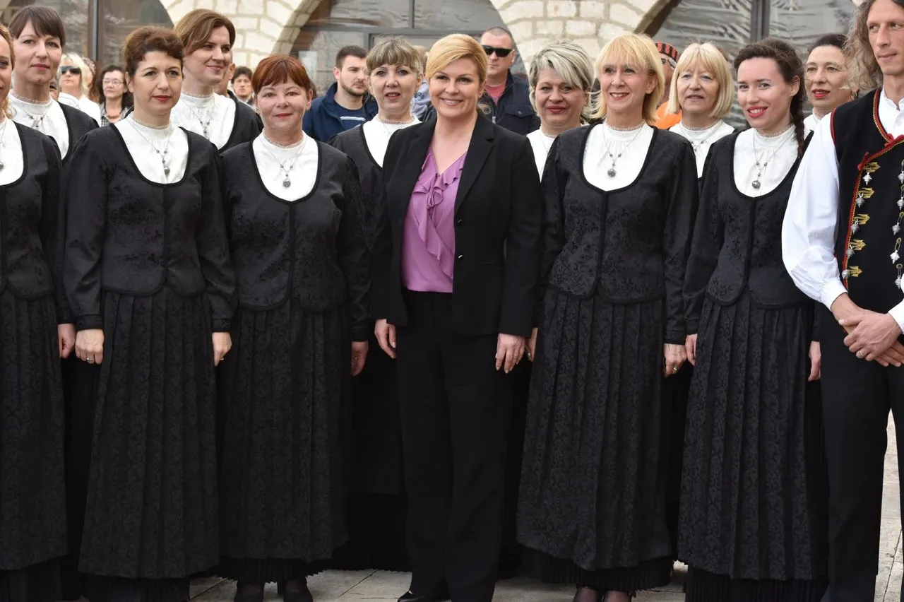 Kolinda opet premjestila ured, ovaj put u Šibenik: pogledajte kako su je dočekali