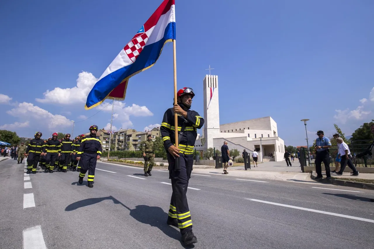 Mimohod s kninske tvrđave do crkve Gospe Velikog Hrvatskog Krsnog Zavjeta